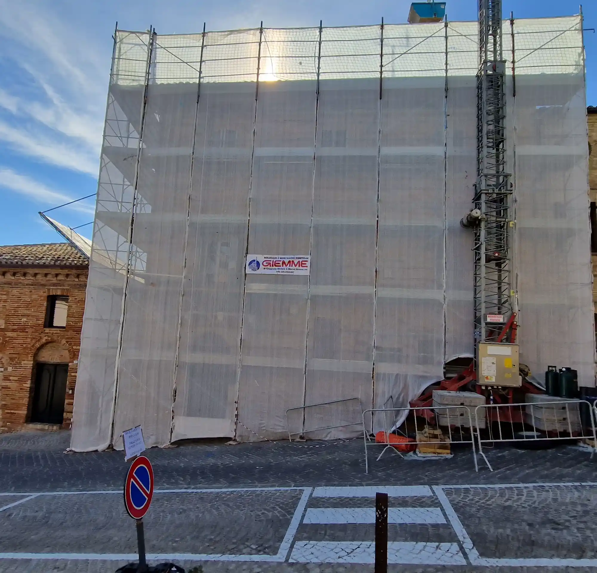 Ponteggi a Civitanova Marche, Piazza Garibaldi