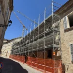 Ponteggi a Monsampietro Morico, Via Umberto I