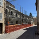 Ponteggi a Monsampietro Morico, Via Umberto I