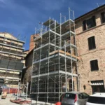 Impalcatura a Sarnano, Via Largo Decio Filipponi, 27